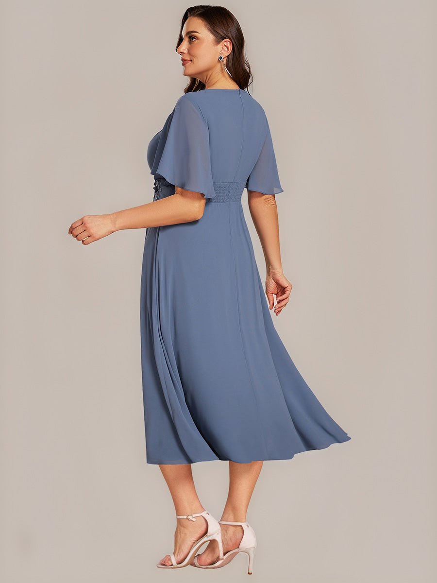 Midi Länge A Linie Chiffon Kleid Mit Rundhalsausschnitt Raffung Blumenmuster Und Applikationen #Farbe_Taubenblau