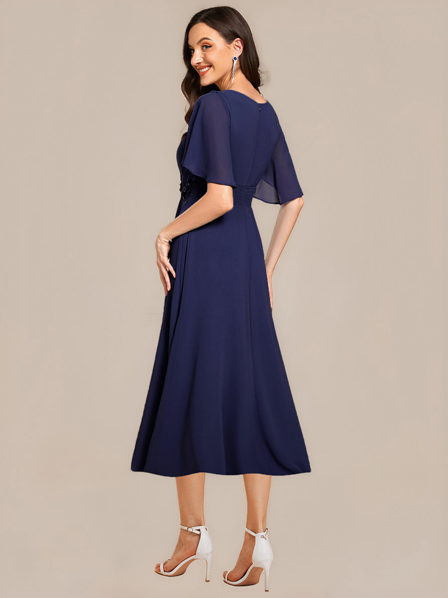 Midi Länge A Linie Chiffon Kleid Mit Rundhalsausschnitt Raffung Blumenmuster Und Applikationen #Farbe_Marineblau