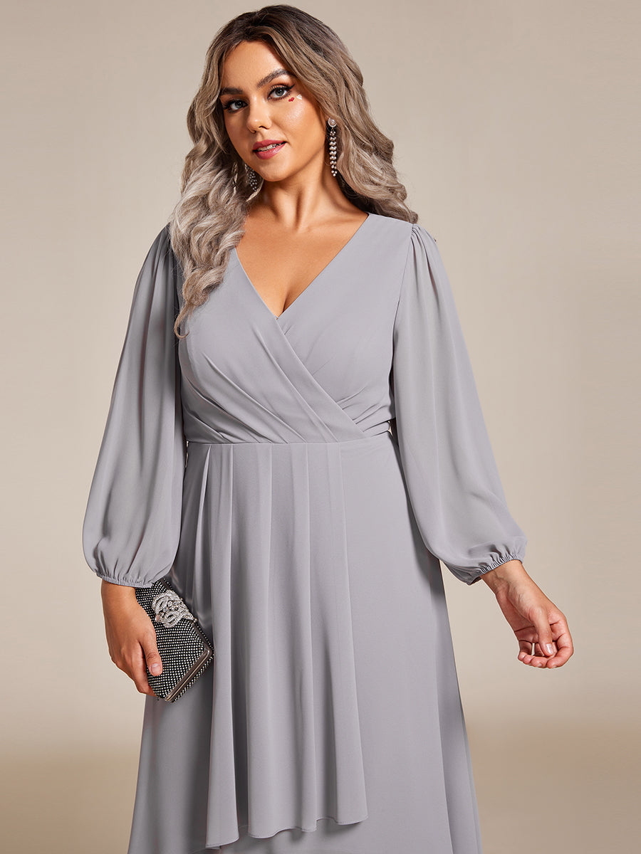Robe d'invit¨¦ de mariage trap¨¨ze en mousseline fluide ¨¤ encolure ronde et longueur au genou #farbe_Grau