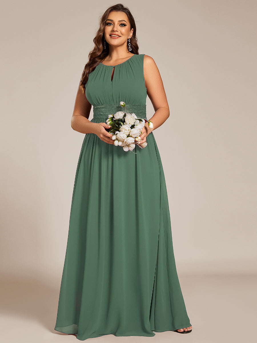 Bodenlanger A-Linien Chiffon Kleid Mit Rundhalsausschnitt Und Bestickten Details #Farbe_Eukalyptus