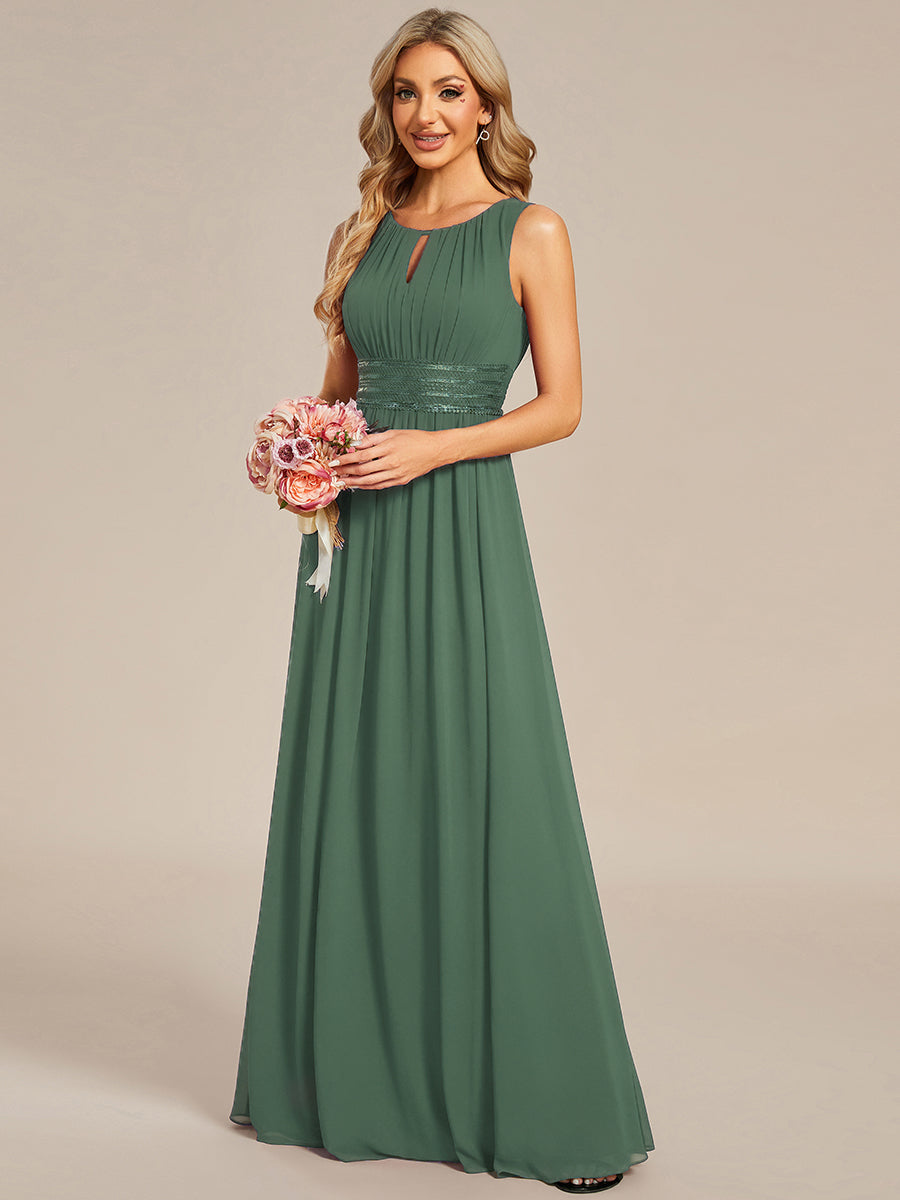 Bodenlanger A-Linien Chiffon Kleid Mit Rundhalsausschnitt Und Bestickten Details #Farbe_Eukalyptus
