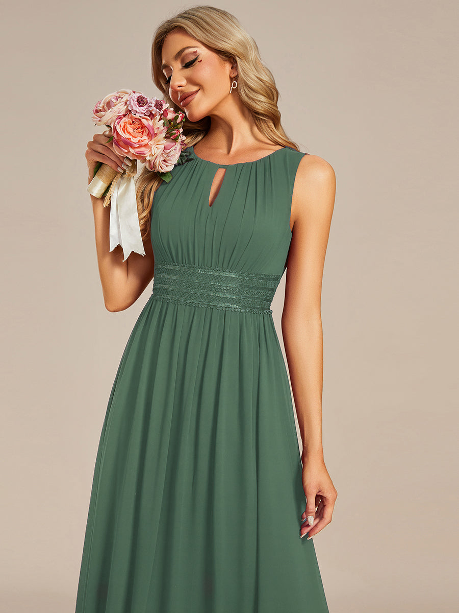 Bodenlanger A-Linien Chiffon Kleid Mit Rundhalsausschnitt Und Bestickten Details #Farbe_Eukalyptus