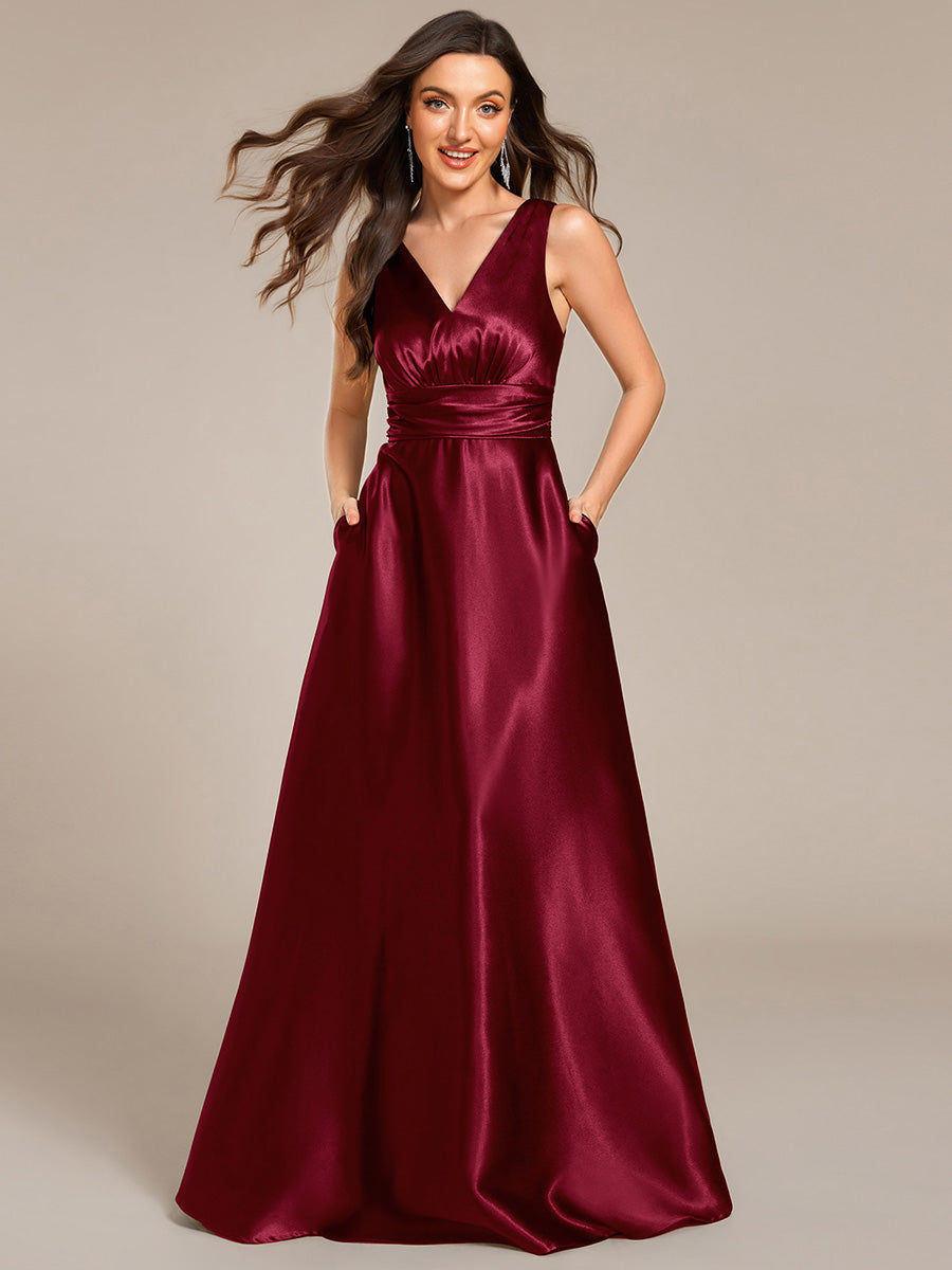 Bodenlanger V-Ausschnitt A-Linie Satin Kleid Mit Tiefem V-Ausschnitt Und Gerafften Details #Farbe_Burgunderrot