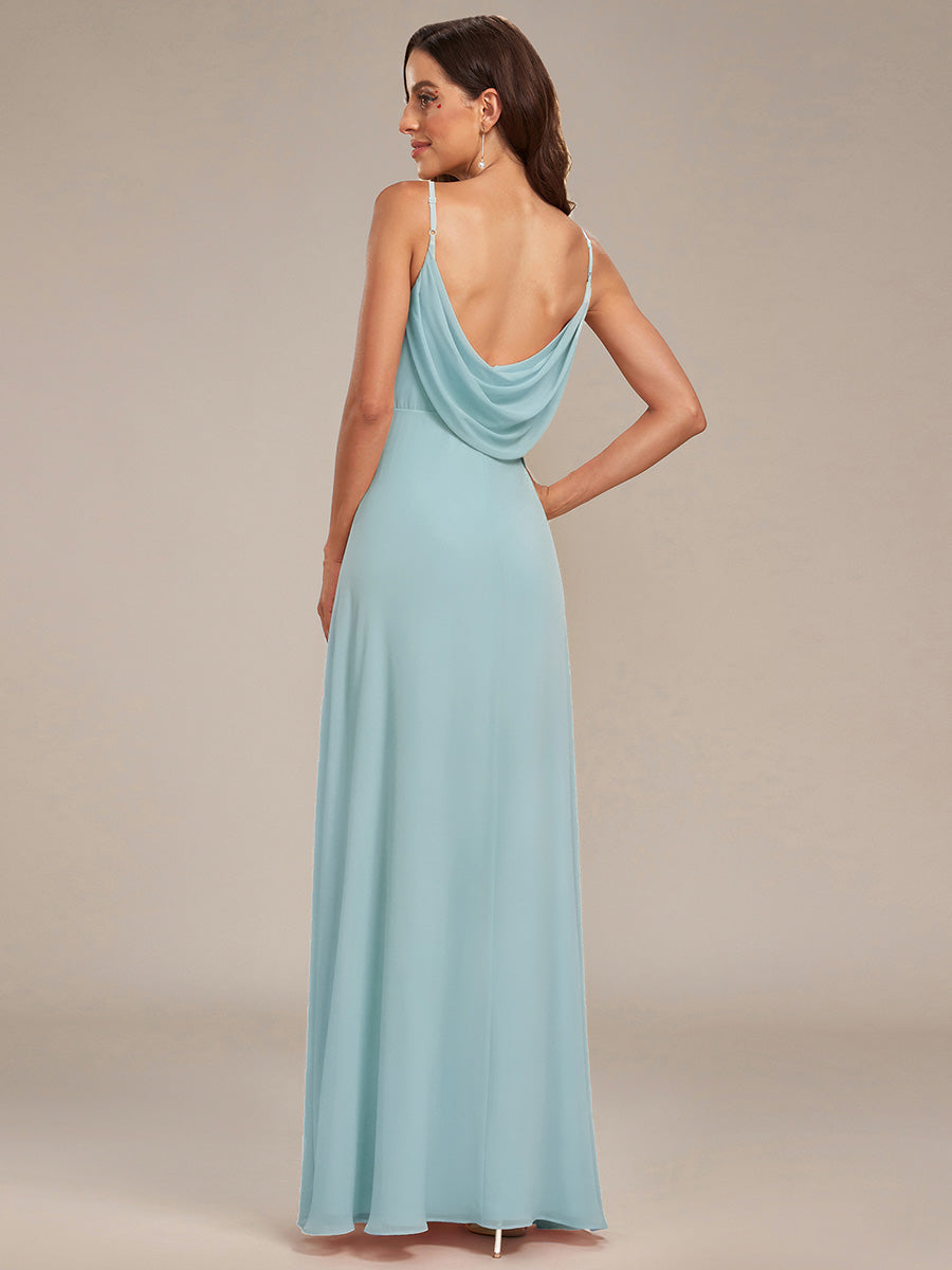 Brautjungfernkleid mit V-Ausschnitt schmalen Trägern und bodenlangem Rock #Farbe_Himmelblau