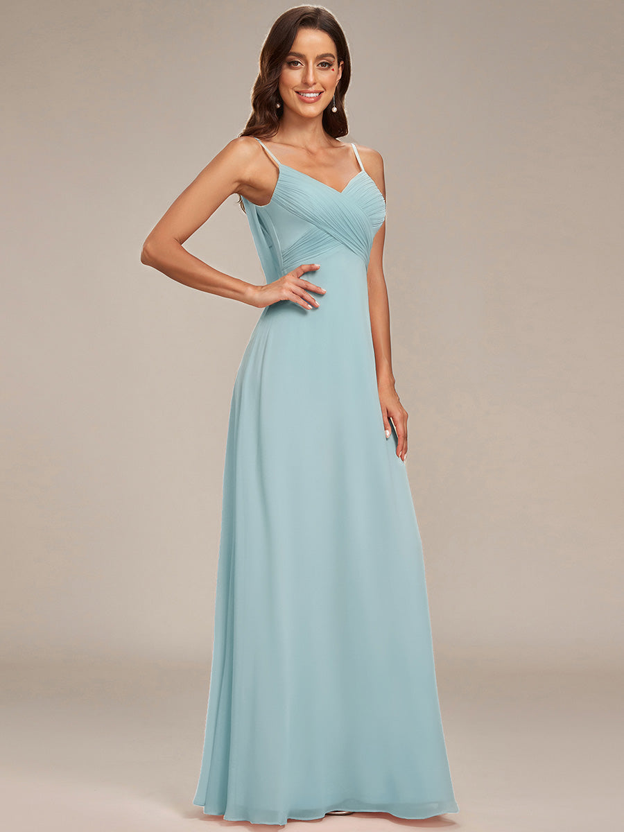 Brautjungfernkleid mit V-Ausschnitt schmalen Trägern und bodenlangem Rock #Farbe_Himmelblau