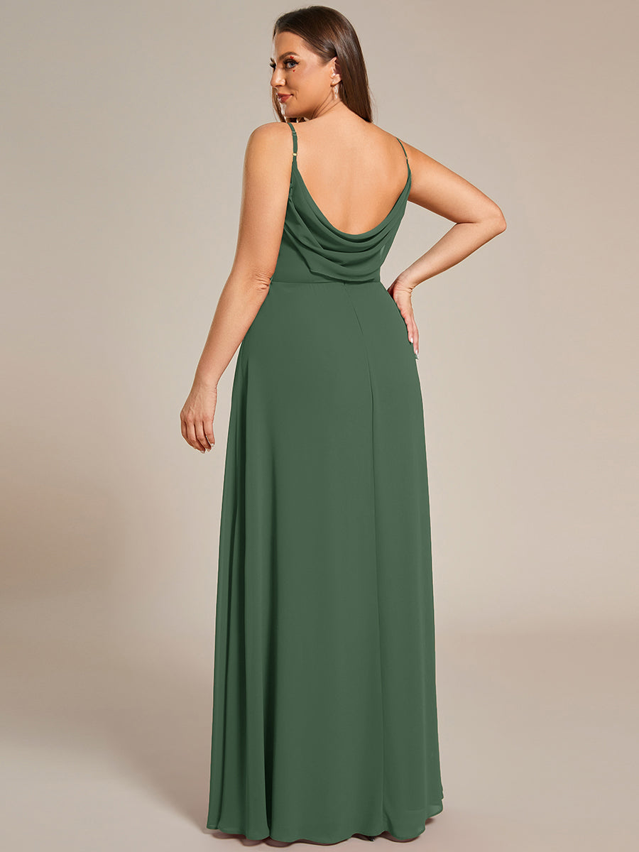 Brautjungfernkleid mit V-Ausschnitt schmalen Trägern und bodenlangem Rock #Farbe_Eukalyptus