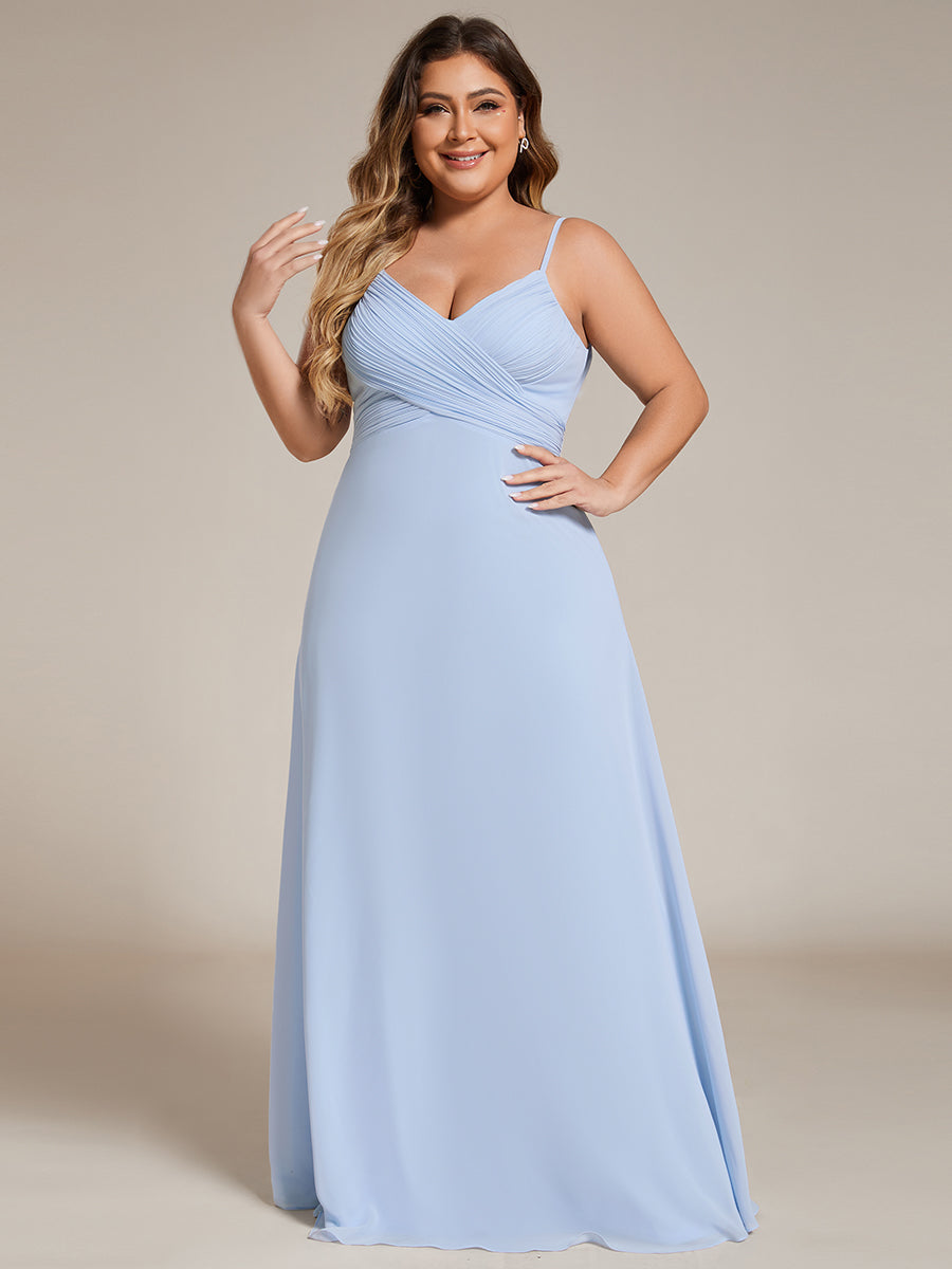 Brautjungfernkleid mit V-Ausschnitt schmalen Trägern und bodenlangem Rock #Farbe_Eisblau