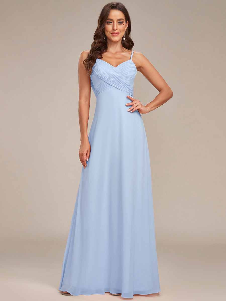 Brautjungfernkleid mit V-Ausschnitt schmalen Trägern und bodenlangem Rock #Farbe_Eisblau