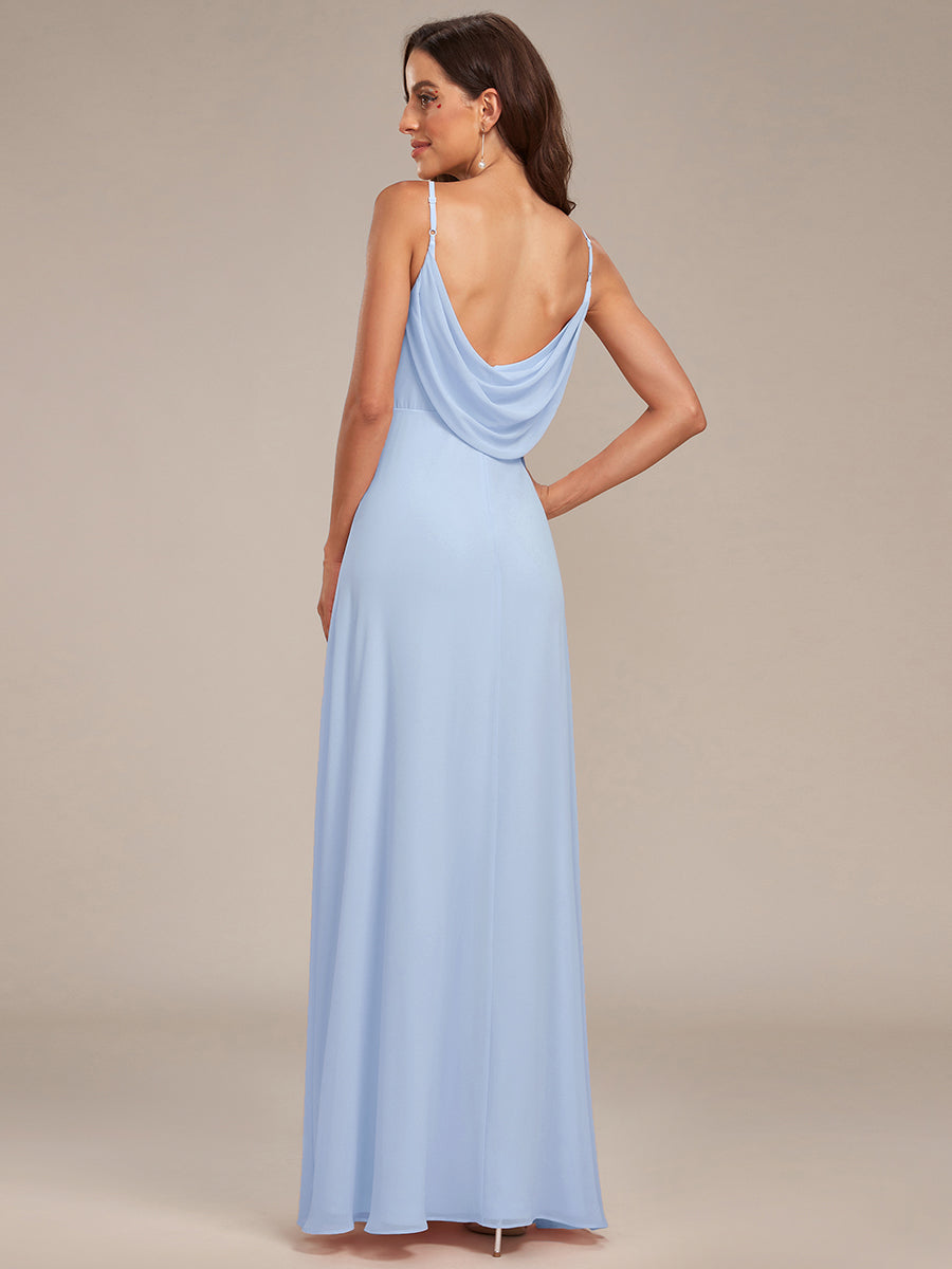 Brautjungfernkleid mit V-Ausschnitt schmalen Trägern und bodenlangem Rock #Farbe_Eisblau