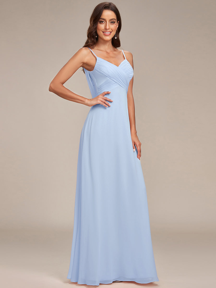 Brautjungfernkleid mit V-Ausschnitt schmalen Trägern und bodenlangem Rock #Farbe_Eisblau