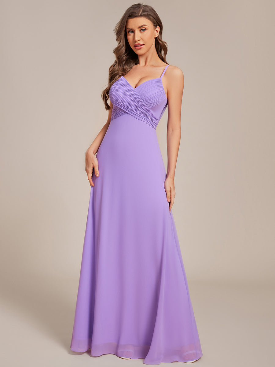 Brautjungfernkleid mit V-Ausschnitt schmalen Trägern und bodenlangem Rock #Farbe_Lavendel