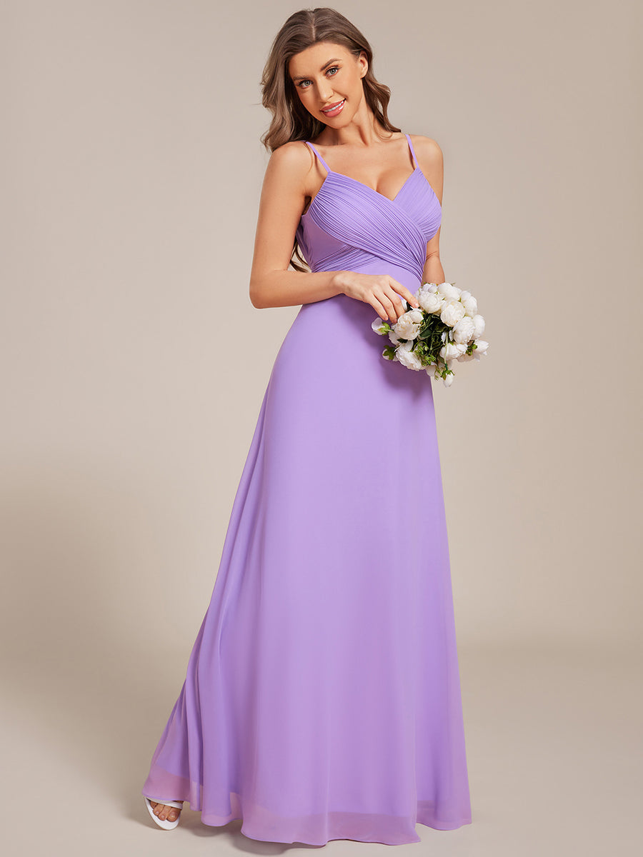 Brautjungfernkleid mit V-Ausschnitt schmalen Trägern und bodenlangem Rock #Farbe_Lavendel