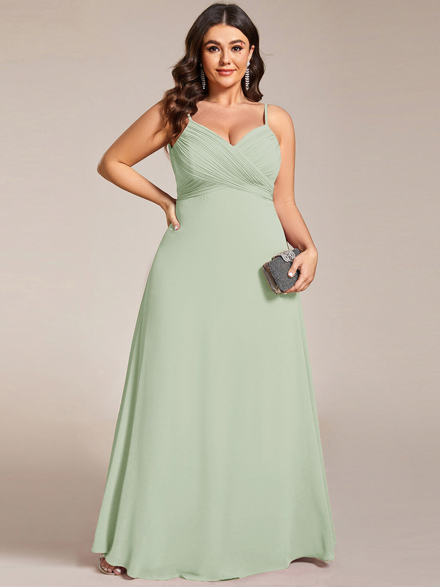 Brautjungfernkleid mit V-Ausschnitt schmalen Trägern und bodenlangem Rock #Farbe_Mintgrün