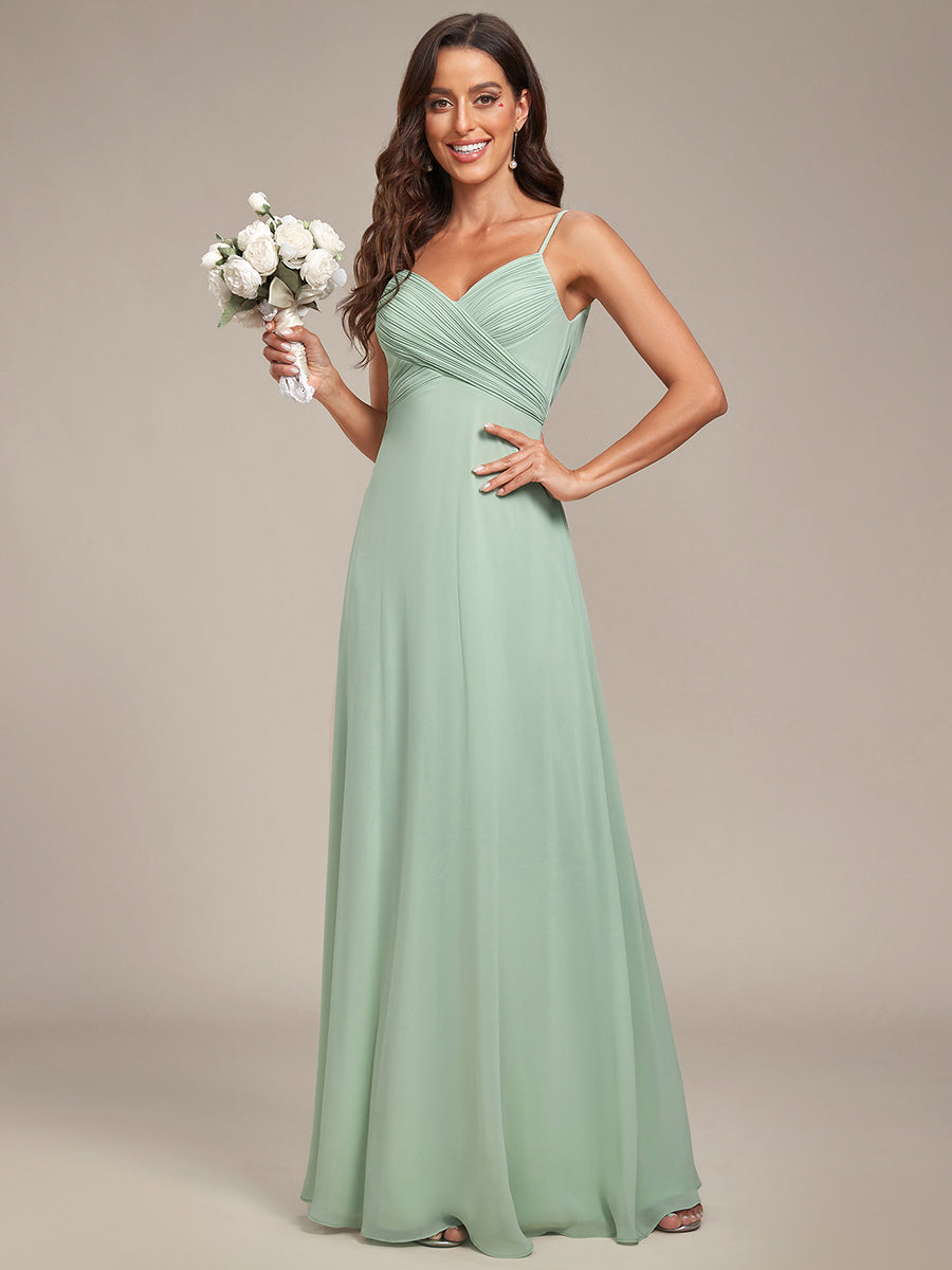 Brautjungfernkleid mit V-Ausschnitt schmalen Trägern und bodenlangem Rock #Farbe_Mintgrün
