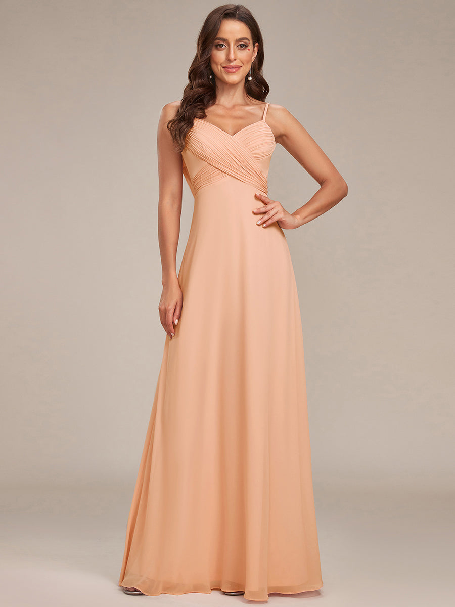 Brautjungfernkleid mit V-Ausschnitt schmalen Trägern und bodenlangem Rock #Farbe_Pfirsich