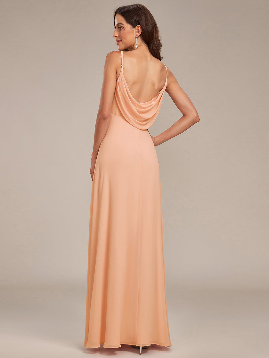Brautjungfernkleid mit V-Ausschnitt schmalen Trägern und bodenlangem Rock #Farbe_Pfirsich