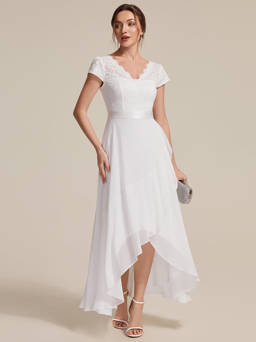 Asymmetrischer Saum, tiefer V-Ausschnitt, Chiffon-Kleid mit Rüschen-Patchwork – Hoch-Tief-Kleid #Farbe_Weiß