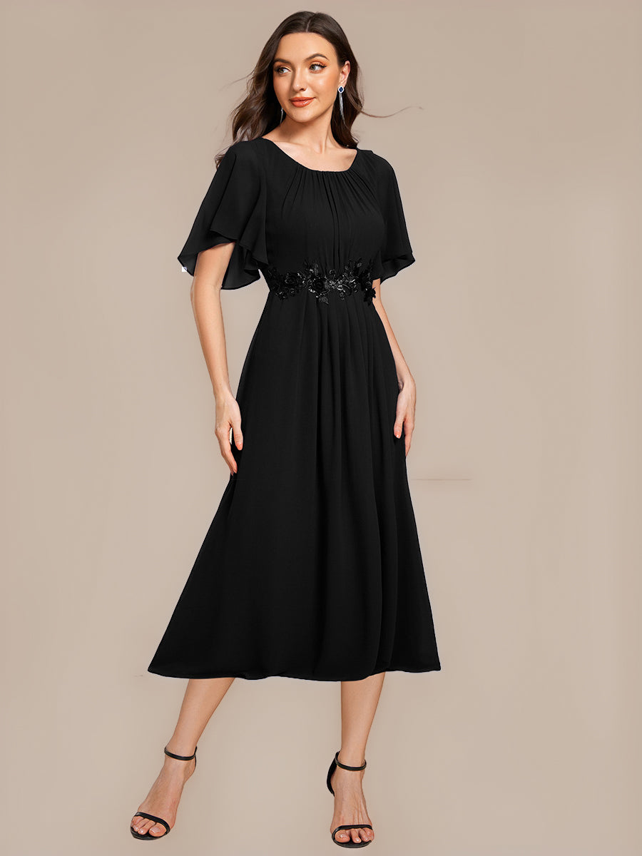 Midi Länge A Linie Chiffon Kleid Mit Rundhalsausschnitt Raffung Blumenmuster Und Applikationen #Farbe_Schwarz