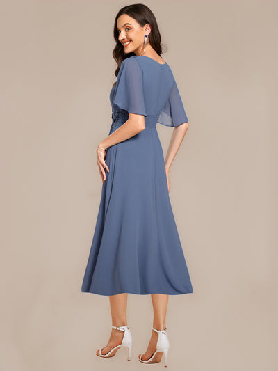 Midi Länge A Linie Chiffon Kleid Mit Rundhalsausschnitt Raffung Blumenmuster Und Applikationen #Farbe_Taubenblau