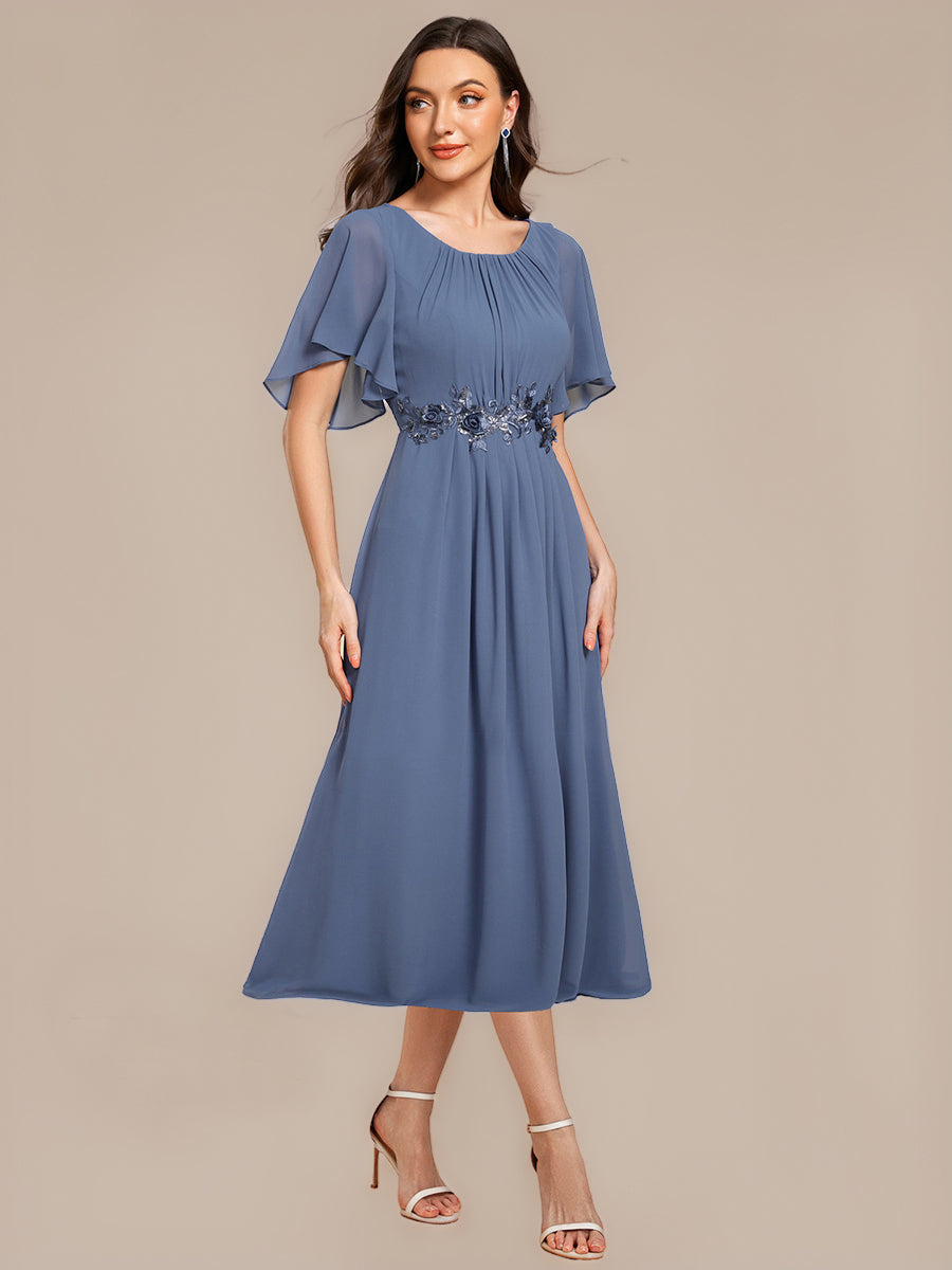 Midi Länge A Linie Chiffon Kleid Mit Rundhalsausschnitt Raffung Blumenmuster Und Applikationen #Farbe_Taubenblau