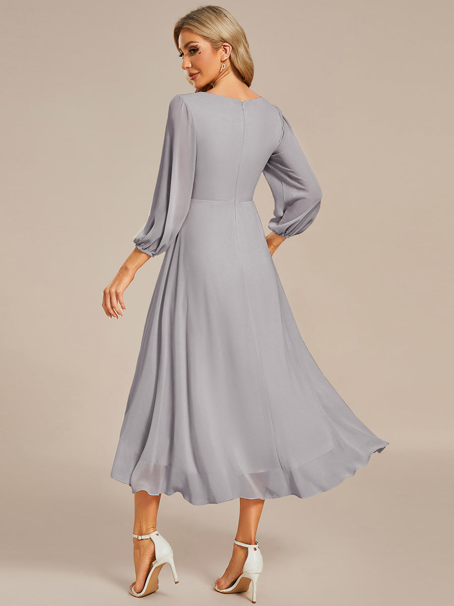 Robe d'invit¨¦ de mariage trap¨¨ze en mousseline fluide ¨¤ encolure ronde et longueur au genou #farbe_Grau