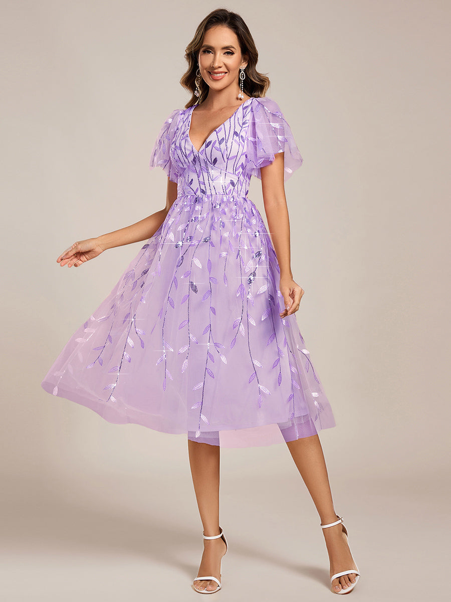 Midi Länge V-Ausschnitt A-Linie Pailletten Kleid Mit Besticktem Blumenmuster Und Gerafften Details #Farbe_Lavendel