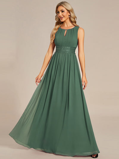 Bodenlanger A-Linien Chiffon Kleid Mit Rundhalsausschnitt Und Bestickten Details #Farbe_Eukalyptus
