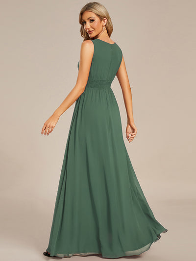 Bodenlanger A-Linien Chiffon Kleid Mit Rundhalsausschnitt Und Bestickten Details #Farbe_Eukalyptus