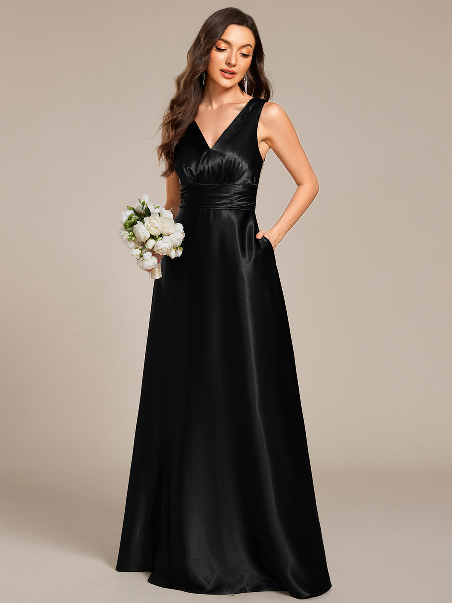 Bodenlanger V-Ausschnitt A-Linie Satin Kleid Mit Tiefem V-Ausschnitt Und Gerafften Details #Farbe_Schwarz