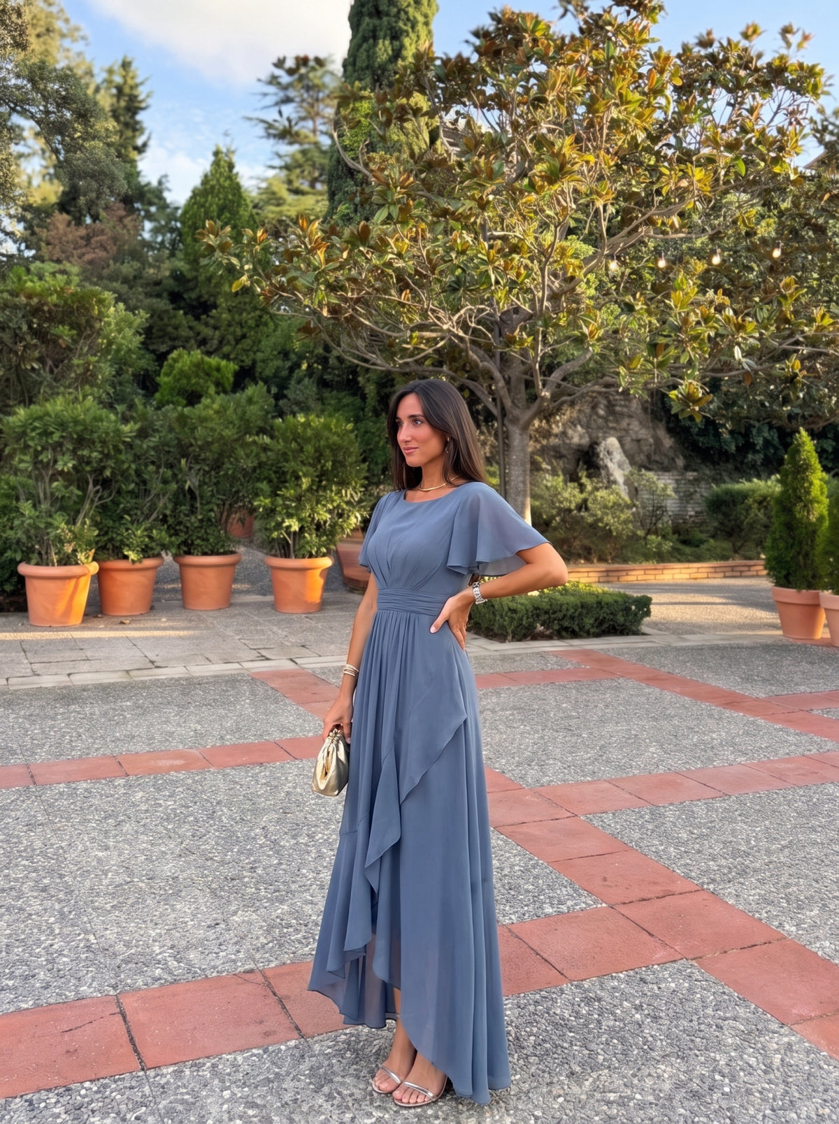 High-Low Chiffon Kleid Mit Rundhalsausschnitt Asymmetrischem Saum Gerüschten Und Rüschen Details Faltenoptik #Farbe_Taubenblau