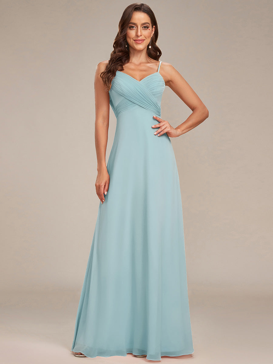 Brautjungfernkleid mit V-Ausschnitt schmalen Trägern und bodenlangem Rock #Farbe_Himmelblau