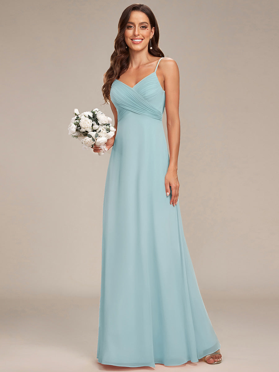 Brautjungfernkleid mit V-Ausschnitt schmalen Trägern und bodenlangem Rock #Farbe_Himmelblau