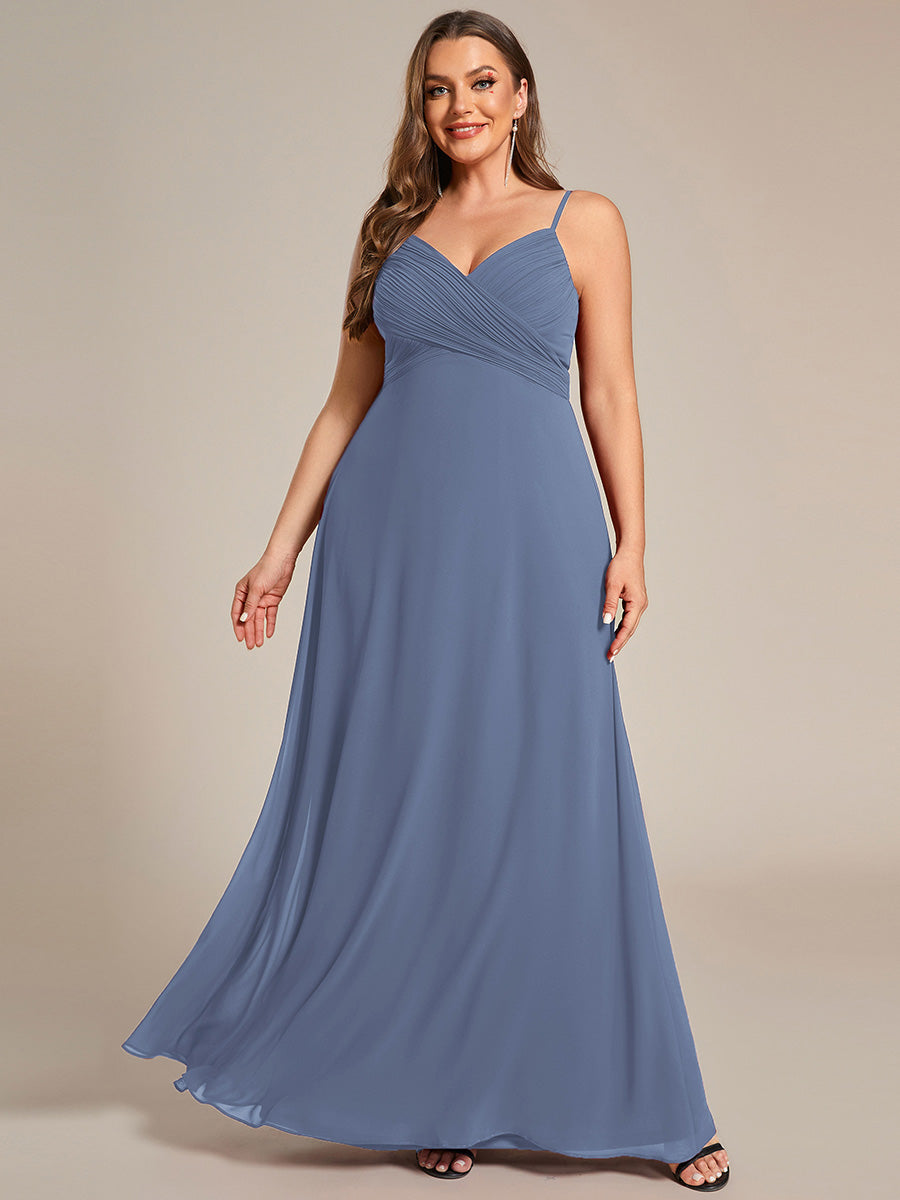 Brautjungfernkleid mit V-Ausschnitt schmalen Trägern und bodenlangem Rock #Farbe_Taubenblau