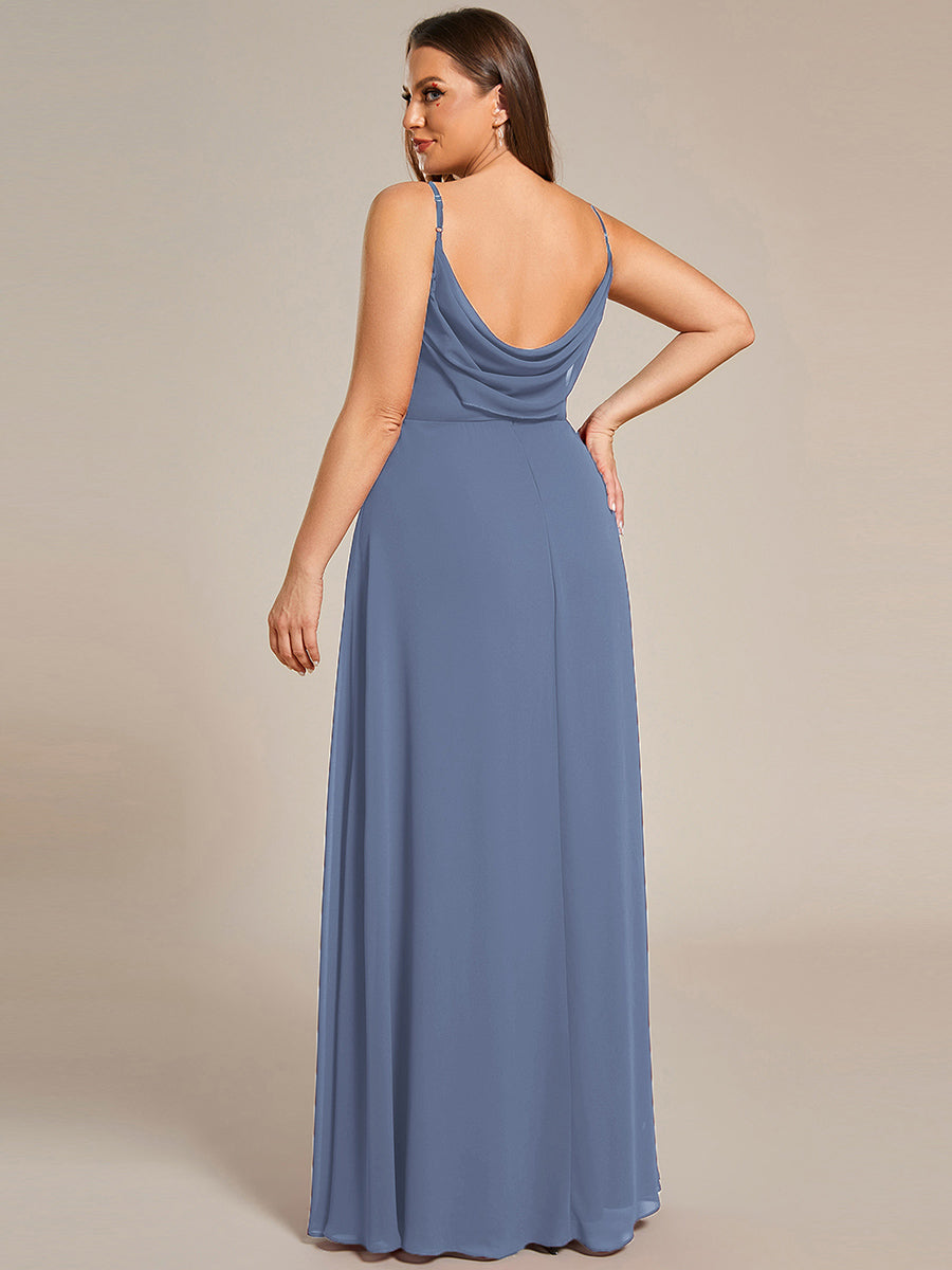 Brautjungfernkleid mit V-Ausschnitt schmalen Trägern und bodenlangem Rock #Farbe_Taubenblau