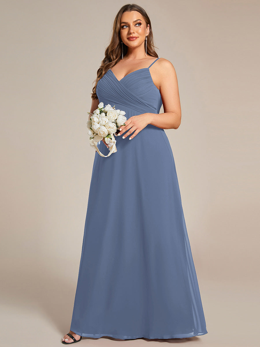 Brautjungfernkleid mit V-Ausschnitt schmalen Trägern und bodenlangem Rock #Farbe_Taubenblau