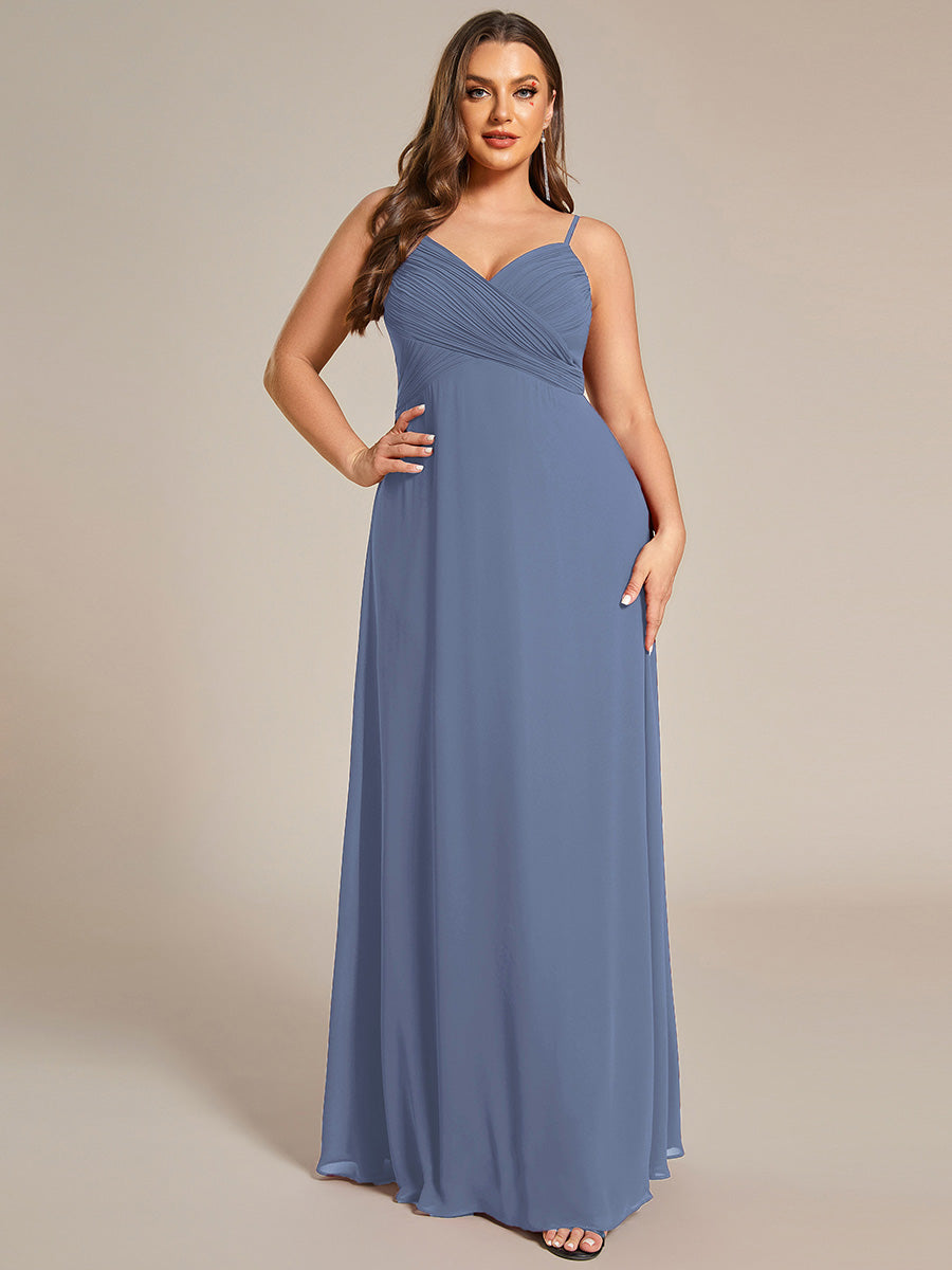 Brautjungfernkleid mit V-Ausschnitt schmalen Trägern und bodenlangem Rock #Farbe_Taubenblau