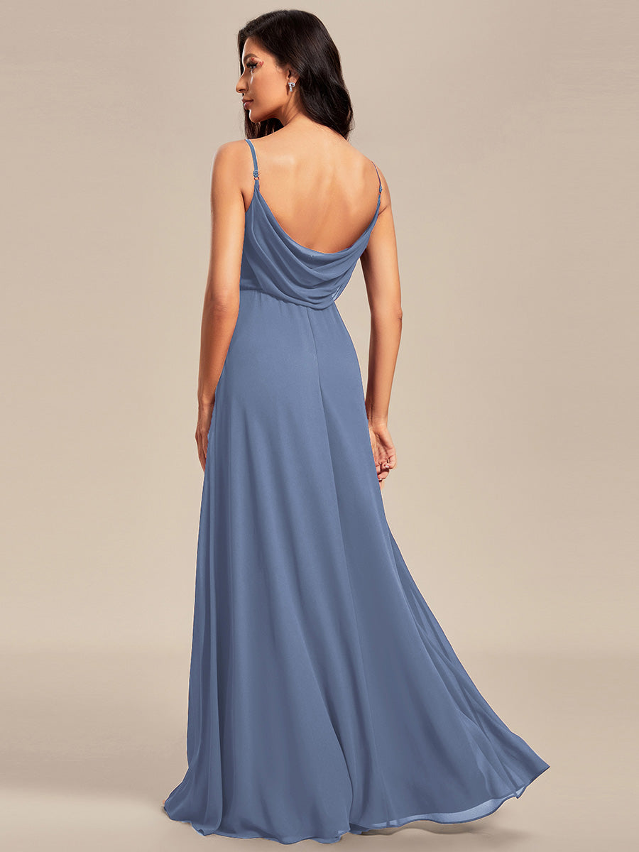 Brautjungfernkleid mit V-Ausschnitt schmalen Trägern und bodenlangem Rock #Farbe_Taubenblau