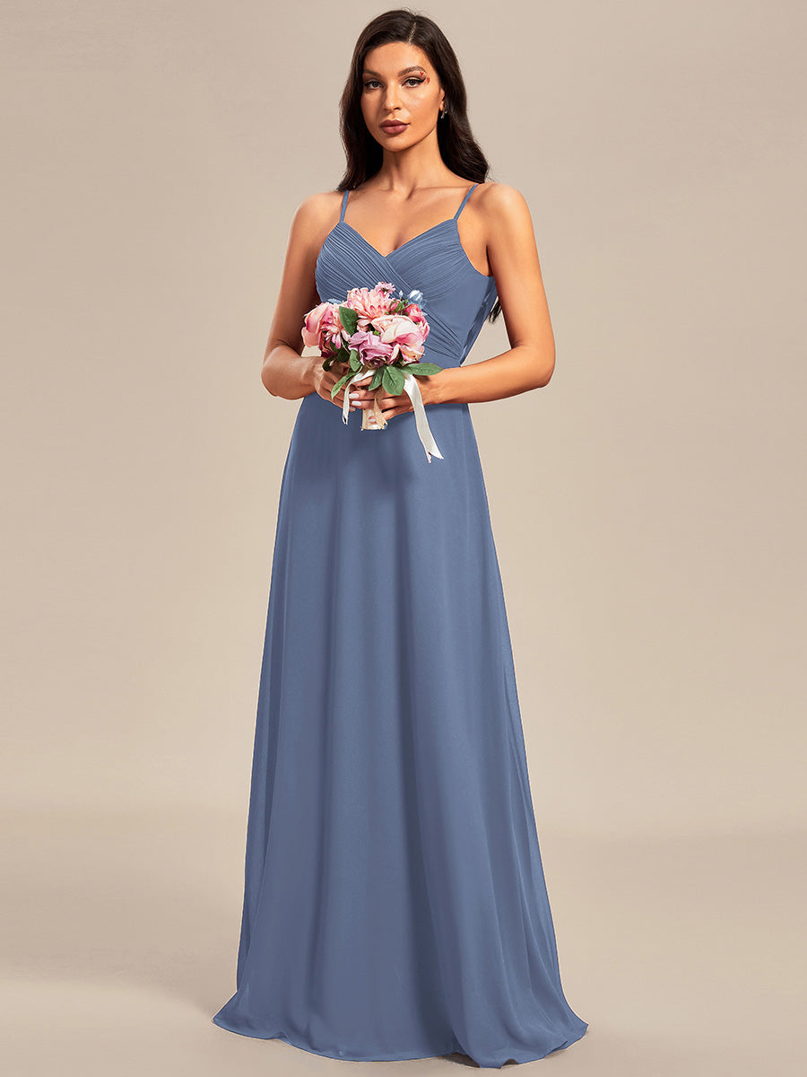 Brautjungfernkleid mit V-Ausschnitt schmalen Trägern und bodenlangem Rock #Farbe_Taubenblau