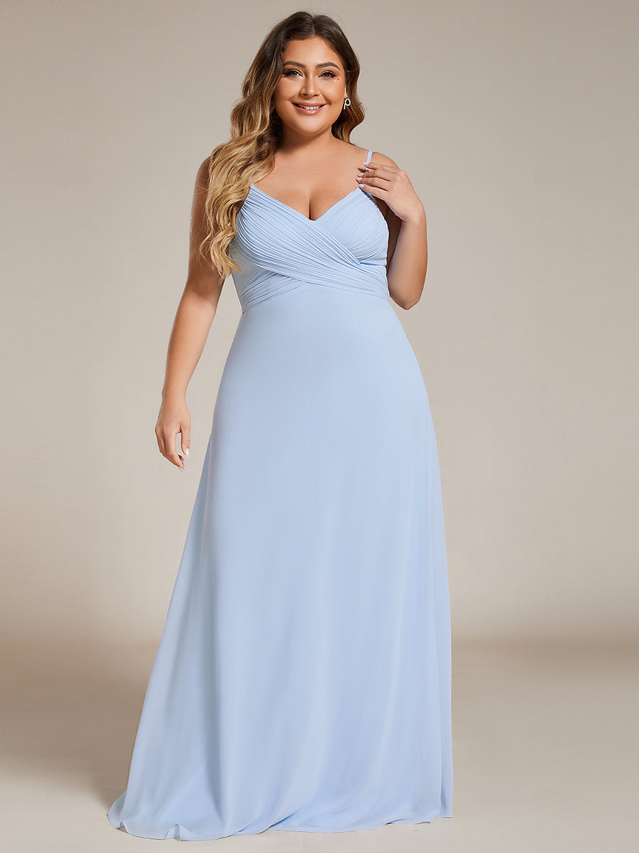 Brautjungfernkleid mit V-Ausschnitt schmalen Trägern und bodenlangem Rock #Farbe_Eisblau