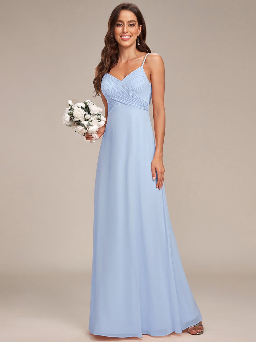 Brautjungfernkleid mit V-Ausschnitt schmalen Trägern und bodenlangem Rock #Farbe_Eisblau