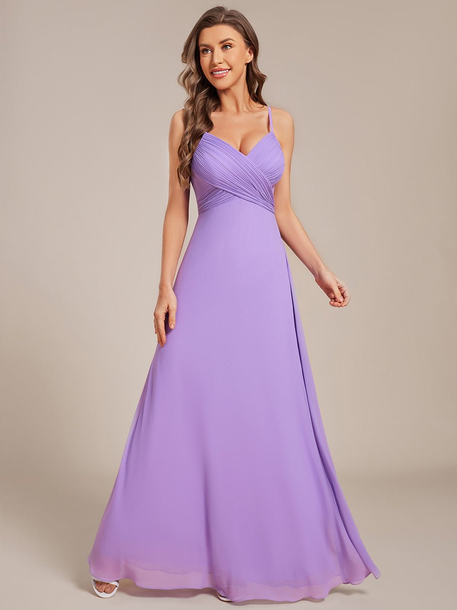 Brautjungfernkleid mit V-Ausschnitt schmalen Trägern und bodenlangem Rock #Farbe_Lavendel