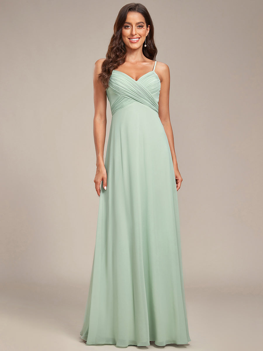 Brautjungfernkleid mit V-Ausschnitt schmalen Trägern und bodenlangem Rock #Farbe_Mintgrün