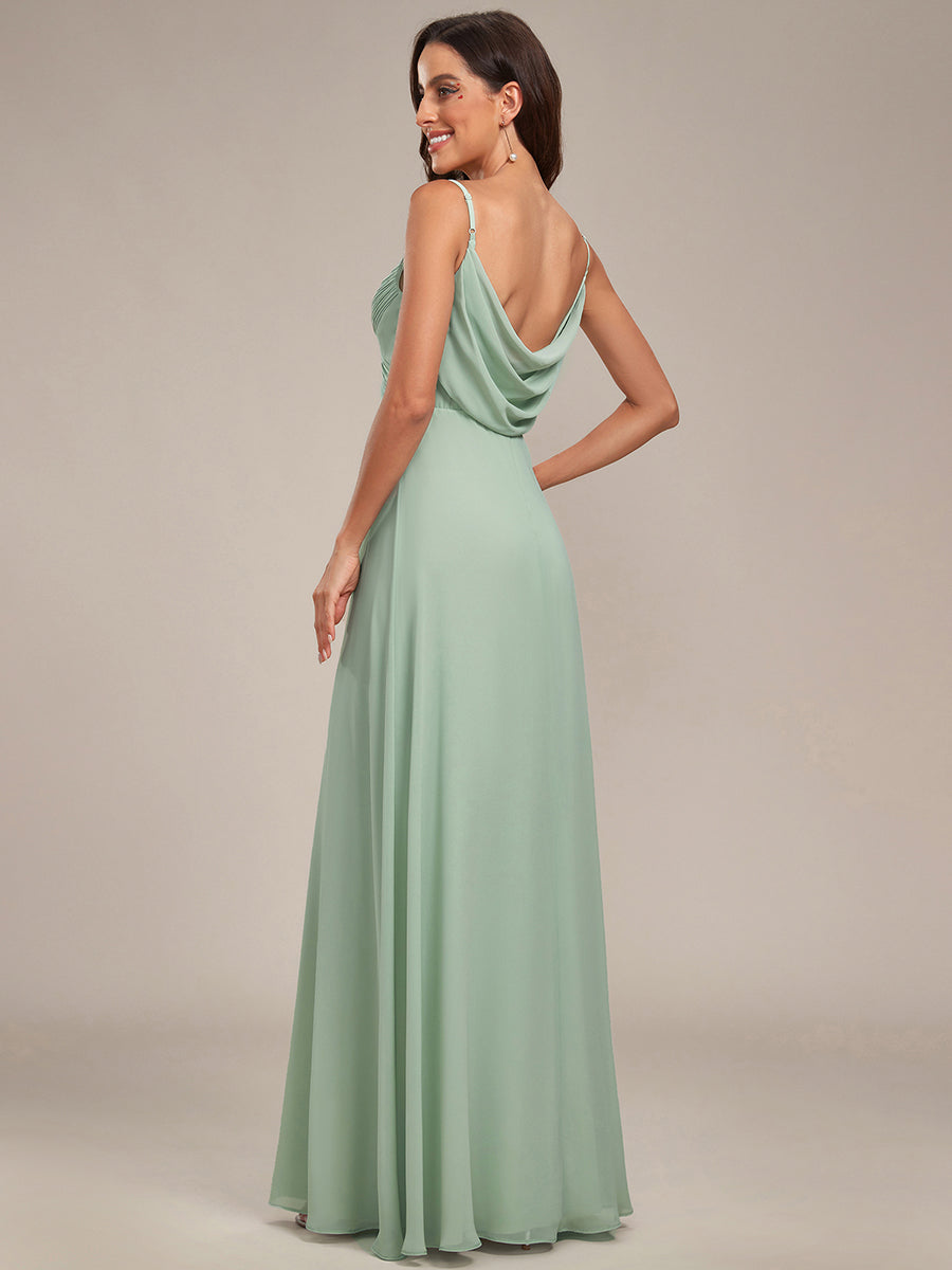 Brautjungfernkleid mit V-Ausschnitt schmalen Trägern und bodenlangem Rock #Farbe_Mintgrün
