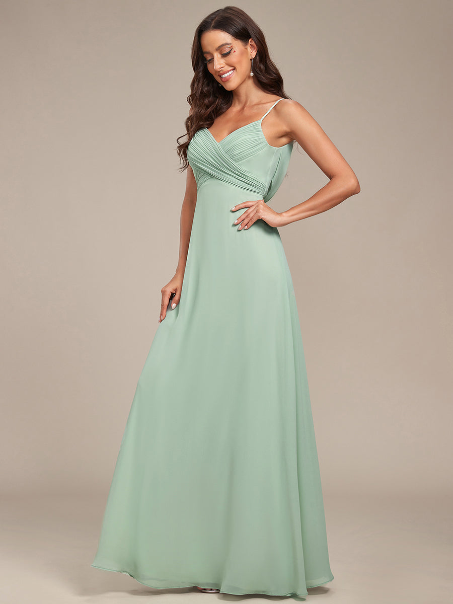 Brautjungfernkleid mit V-Ausschnitt schmalen Trägern und bodenlangem Rock #Farbe_Mintgrün