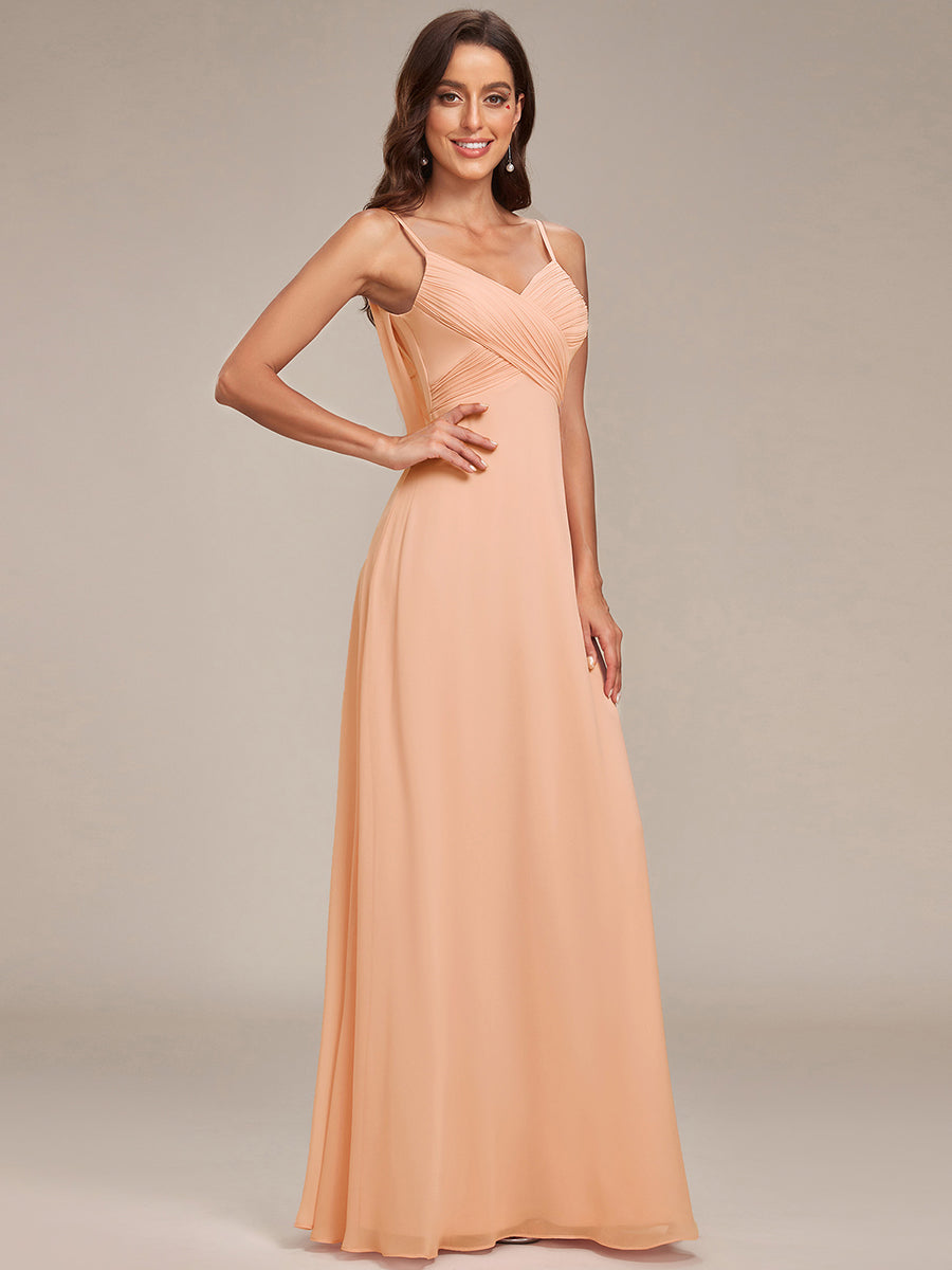 Brautjungfernkleid mit V-Ausschnitt schmalen Trägern und bodenlangem Rock #Farbe_Pfirsich