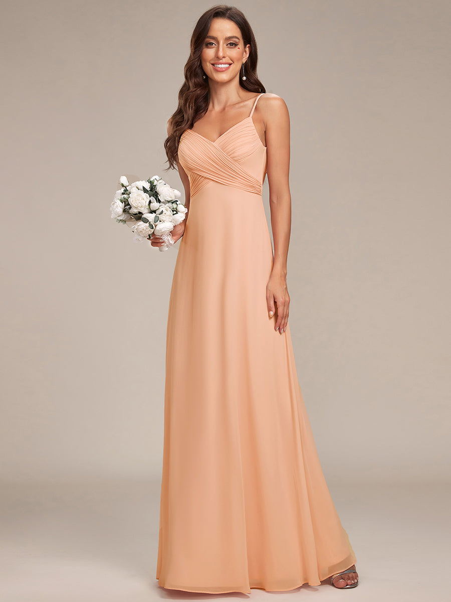 Brautjungfernkleid mit V-Ausschnitt schmalen Trägern und bodenlangem Rock #Farbe_Pfirsich