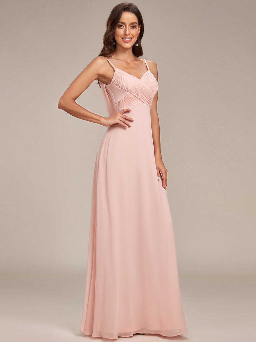 Brautjungfernkleid mit V-Ausschnitt schmalen Trägern und bodenlangem Rock #Farbe_Pink